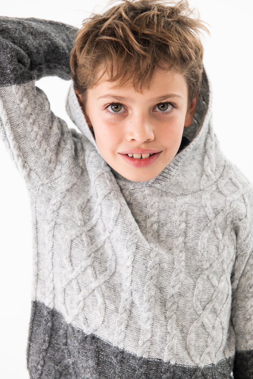 Suéter gris con capucha para niño jr