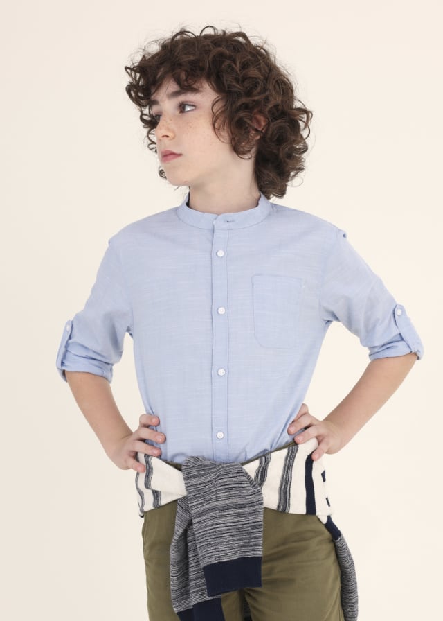 Camisa azul con cuello mao de algodón sostenible para niño jr